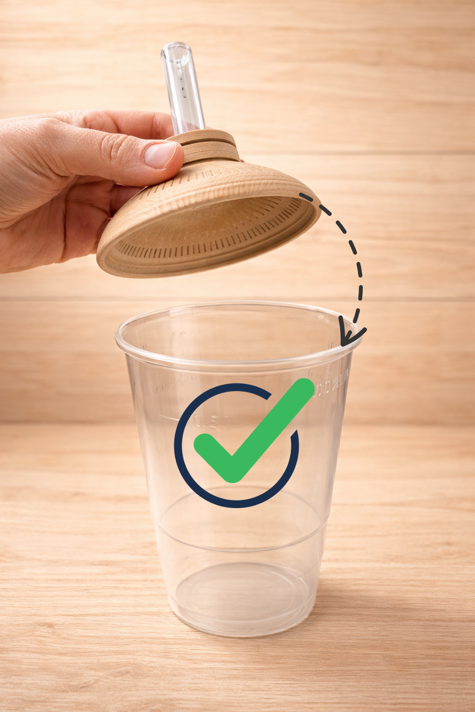 Hand befestigt den passgenauen DrosoLock-Deckel auf dem Zuchtbecher – ganz ohne Kleber